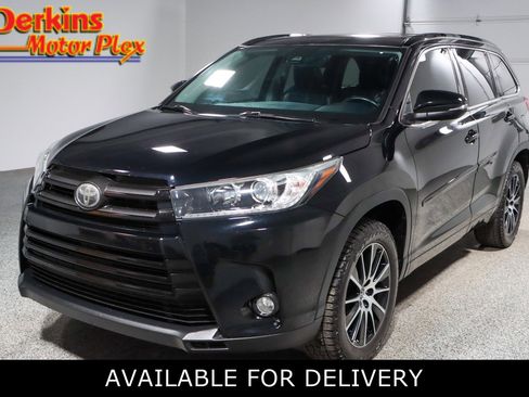 Used 2018 Toyota Highlander SE image 1