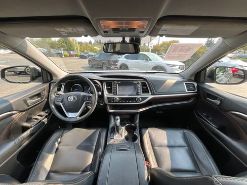 Used 2014 Toyota Highlander Limited w/ Driver Technology Package AWD/4WD image 16
