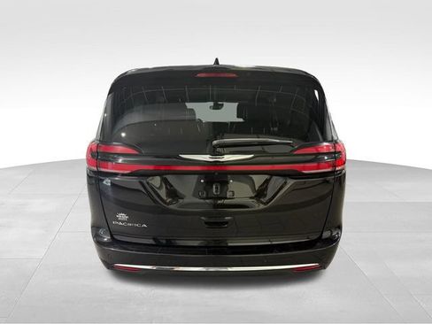 Used 2024 Chrysler Pacifica Touring-L FWD image 6