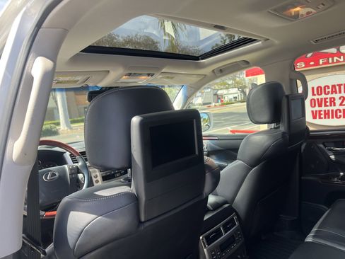 Used 2013 Lexus LX 570 4WD w/ Luxury Pkg image 28