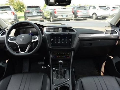 Certified 2023 Volkswagen Tiguan SE w/ Panoramic Sunroof Package FWD image 7