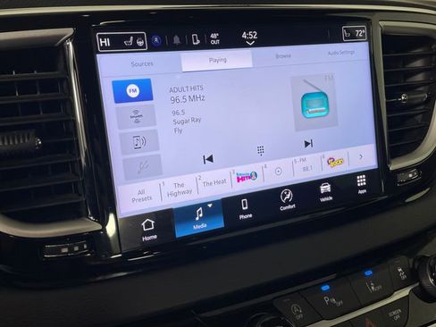 Used 2024 Chrysler Pacifica Touring-L image 7