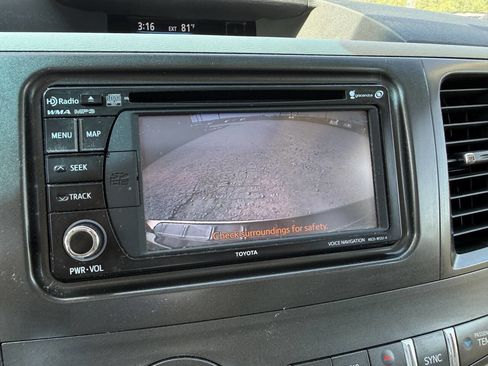 Used 2013 Toyota Sienna XLE FWD image 28