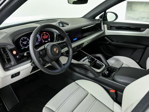 New 2025 Porsche Cayenne Coupe image 4
