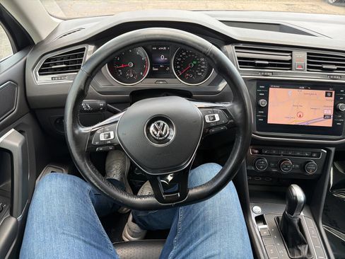 Used 2018 Volkswagen Tiguan SEL AWD/4WD image 16