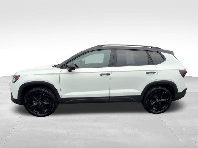 Used 2025 Volkswagen Taos SE AWD/4WD image 3