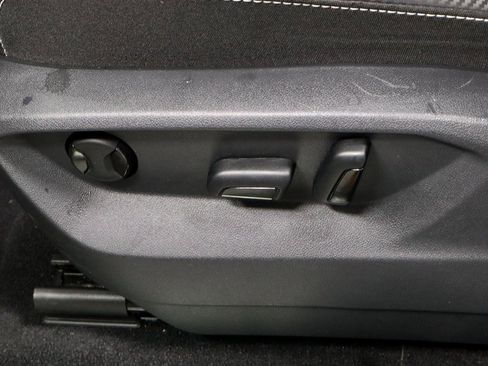 Used 2025 Volkswagen Atlas Cross Sport SE image 25