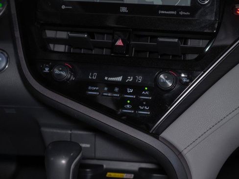 Used 2022 Toyota Camry XLE image 17