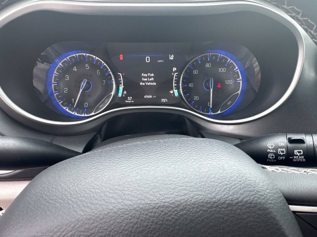 Used 2023 Chrysler Pacifica Touring-L FWD image 17