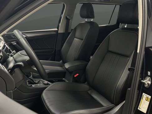 Used 2023 Volkswagen Tiguan SE w/ Panoramic Sunroof Package AWD/4WD image 9