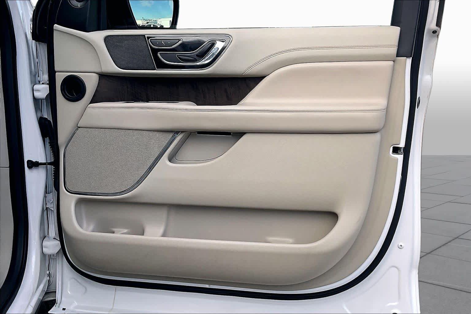 Used 2018 Lincoln Navigator Select w/ Technology Package RWD image 22
