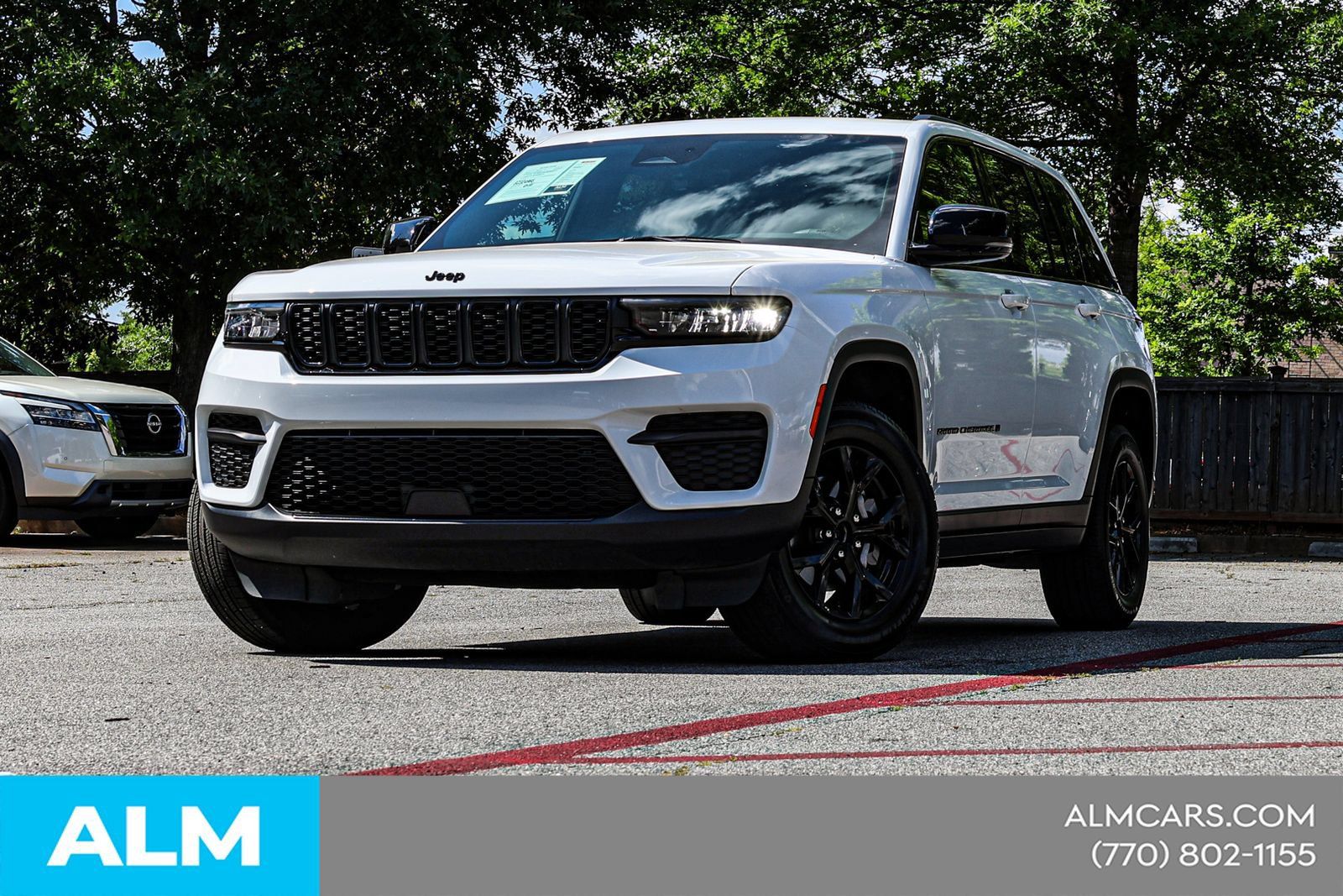 Used 2025 Jeep Grand Cherokee Altitude AWD/4WD image 2