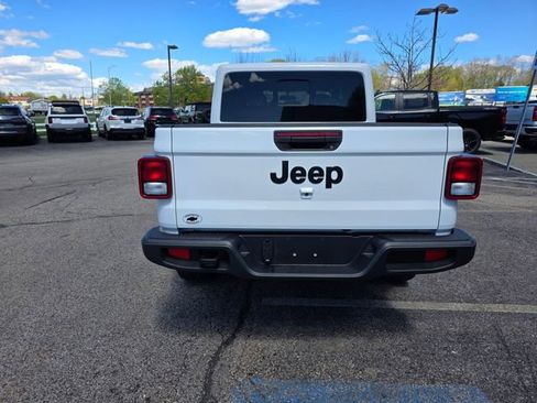 Used 2025 Jeep Gladiator Sport AWD/4WD image 3