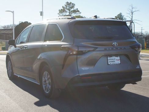 Used 2024 Toyota Sienna XLE image 17