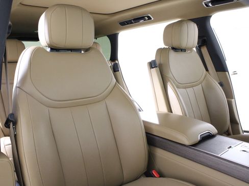 Used 2025 Land Rover Range Rover Long Wheelbase SE image 18