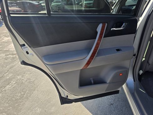 Used 2009 Toyota Highlander Limited AWD/4WD image 16