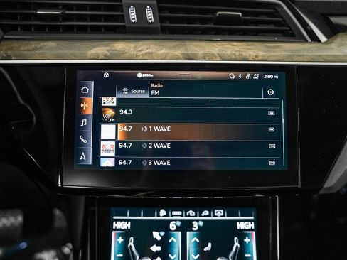 Used 2022 Audi e-tron Premium Plus w/ Premium Plus Package image 20