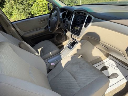 Used 2005 Toyota Highlander 2WD w/ 3rd Row image 11