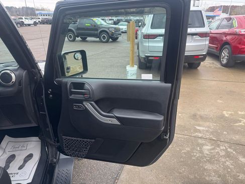 Used 2017 Jeep Wrangler Unlimited Sahara AWD/4WD image 15