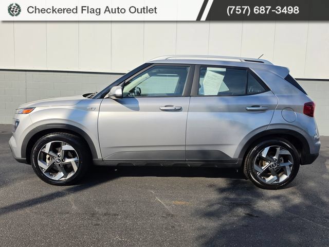 Used 2025 Hyundai Venue SEL FWD image 2