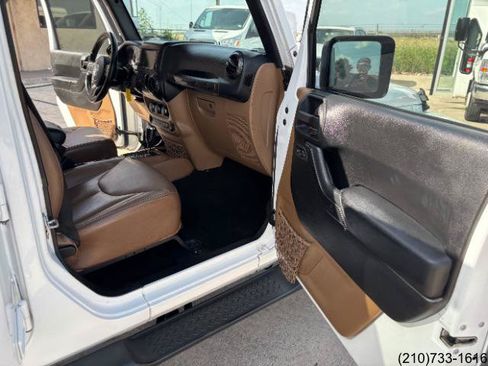 Used 2016 Jeep Wrangler Unlimited Sahara w/ Connectivity Group AWD/4WD image 30