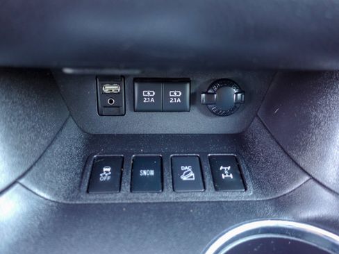 Used 2018 Toyota Highlander XLE AWD/4WD image 25