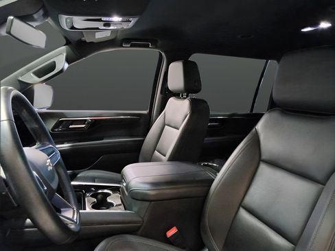 Used 2025 Chevrolet Suburban Z71 image 18