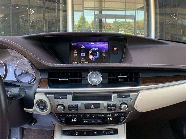 Used 2018 Lexus ES 350 w/ Luxury Package w/Wood Trim FWD image 19