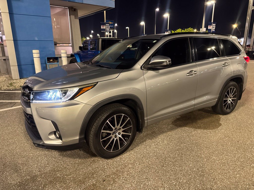 Used 2018 Toyota Highlander SE AWD/4WD image 1