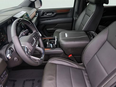 Used 2025 GMC Yukon XL Denali w/ Denali Reserve Package image 12