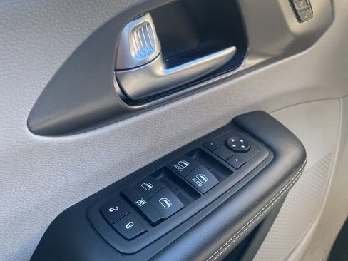Used 2023 Chrysler Pacifica Touring-L image 41