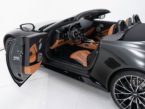 Used 2023 Aston Martin V8 Vantage Roadster image 17