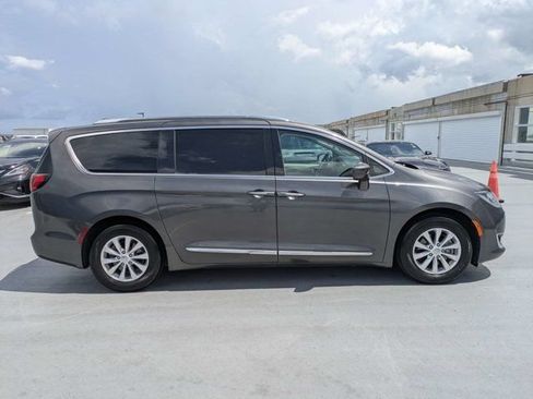 Used 2019 Chrysler Pacifica Touring-L FWD image 2