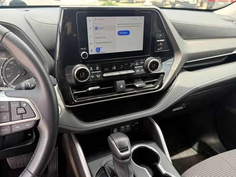Used 2025 Toyota Highlander LE FWD image 17