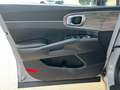 Used 2022 Kia Sorento EX w/ Panoramic Sunroof Package image 12