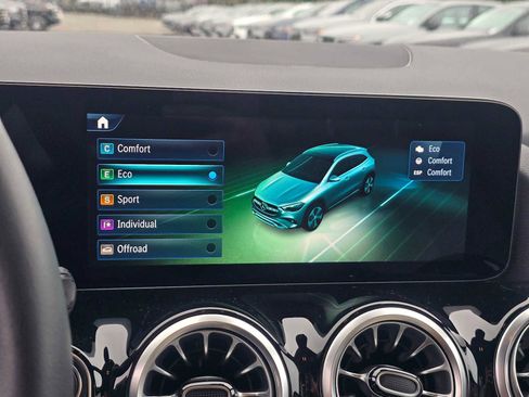 Used 2025 Mercedes-Benz GLA 250 4MATIC image 32