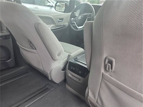 Used 2020 Toyota Sienna LE FWD image 29
