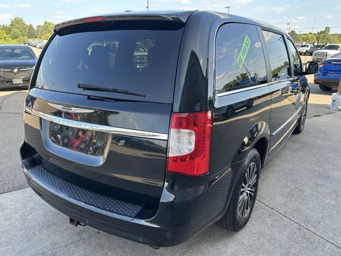 Used 2014 Chrysler Town & Country S FWD image 5
