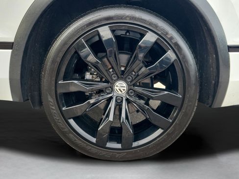 Used 2021 Volkswagen Tiguan SE R-Line image 36