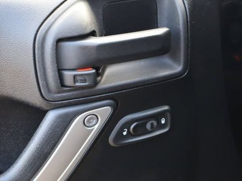Used 2013 Jeep Wrangler Unlimited Sahara w/ Connectivity Group AWD/4WD image 19