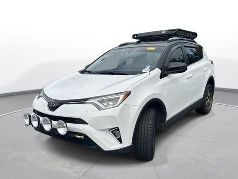 Used 2018 Toyota RAV4 LE FWD image 2