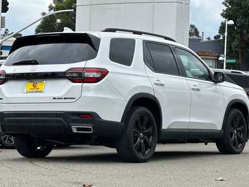 Used 2025 Honda Pilot Black Edition image 4