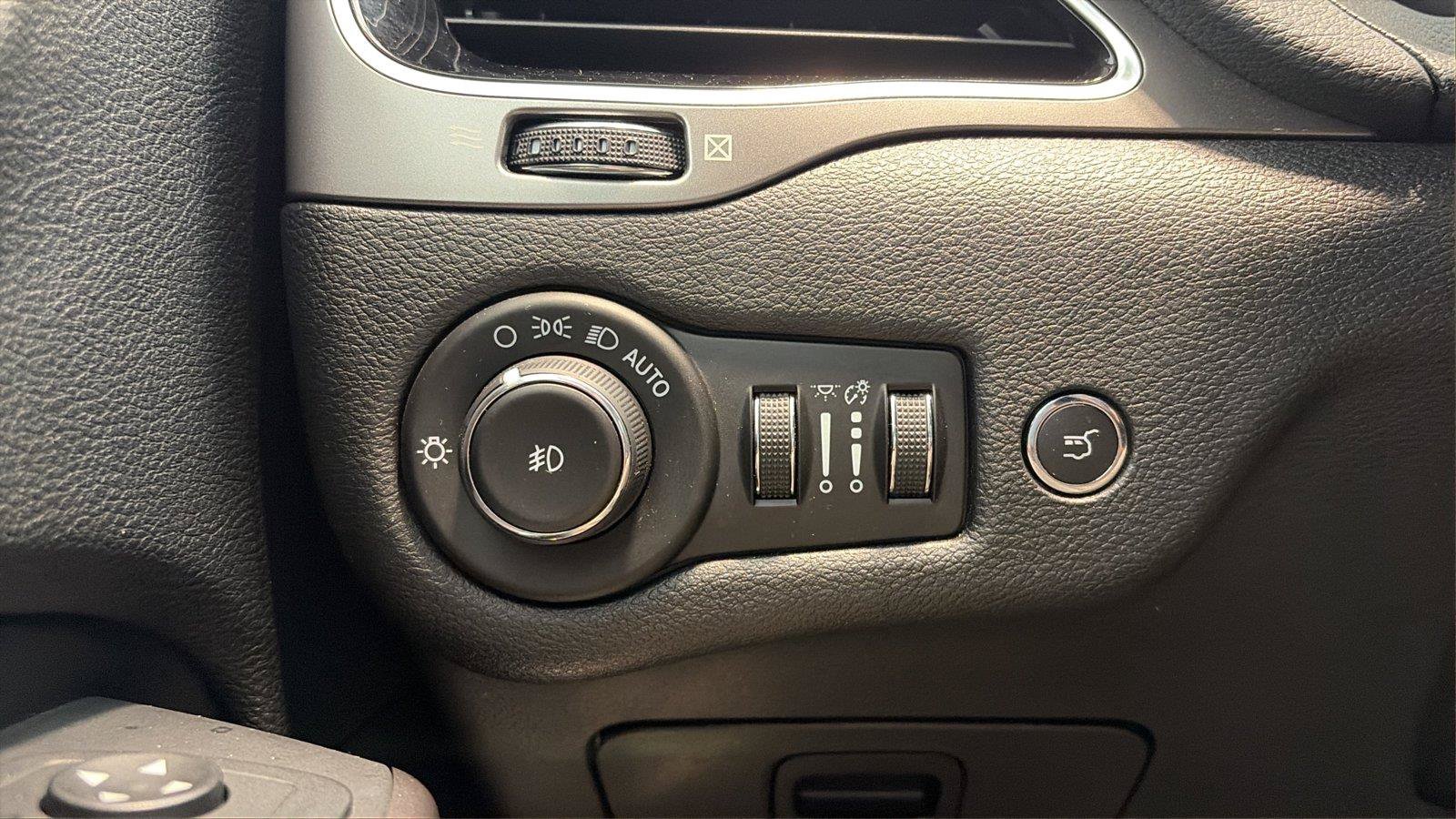 Used 2021 Jeep Cherokee Limited AWD/4WD image 25
