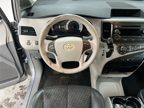 Used 2011 Toyota Sienna SE image 19