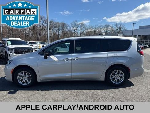 Used 2024 Chrysler Pacifica Touring-L FWD image 17