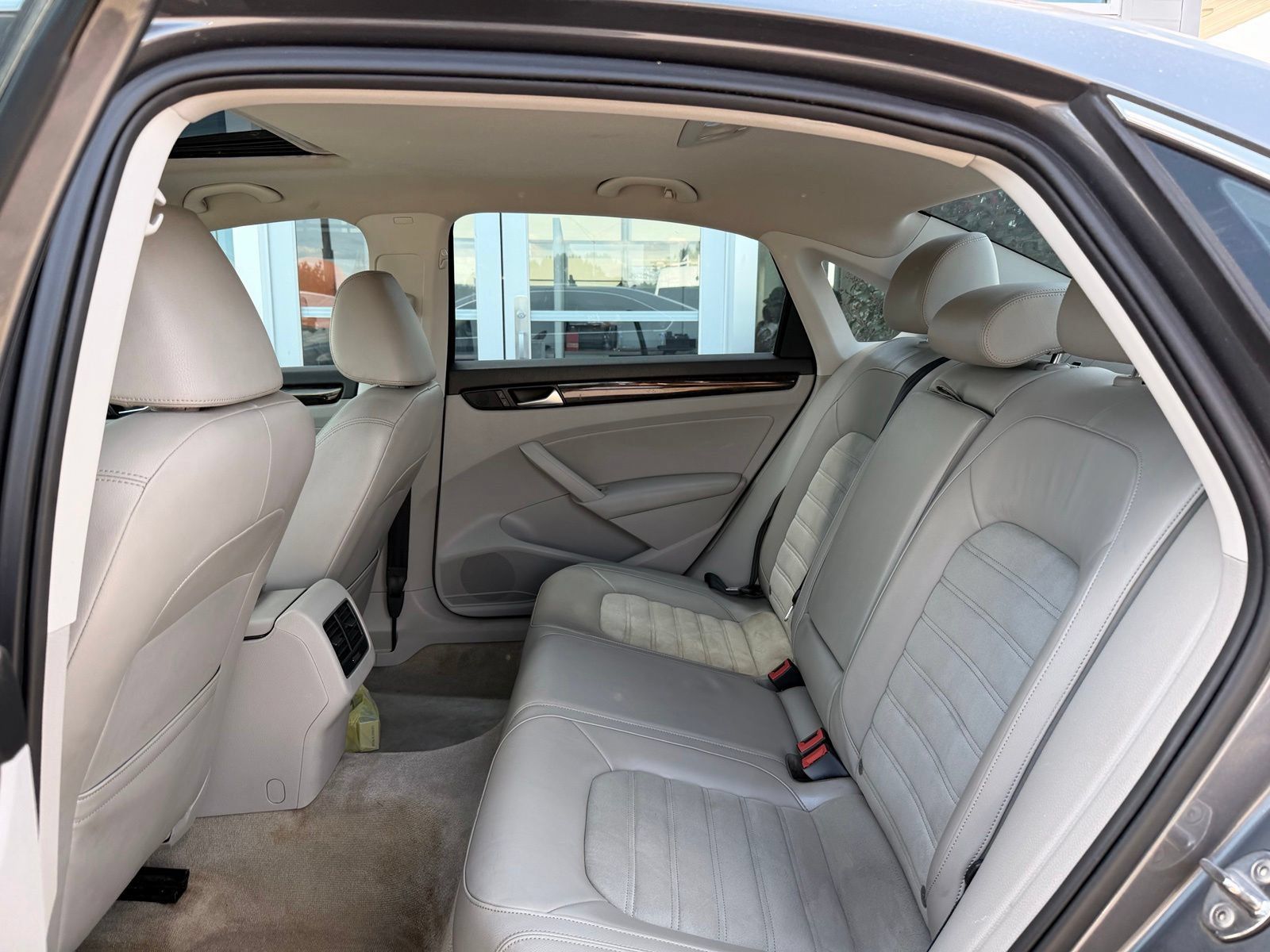 Used 2015 Volkswagen Passat TDI SEL Premium FWD image 17