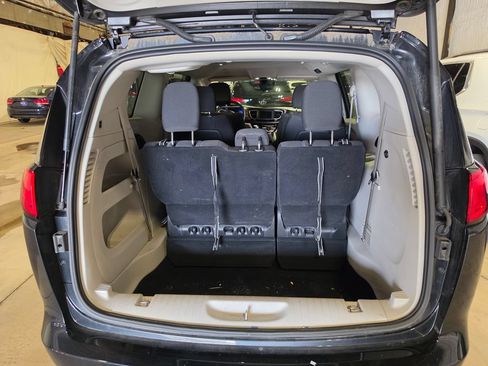 Used 2023 Chrysler Voyager LX FWD image 8