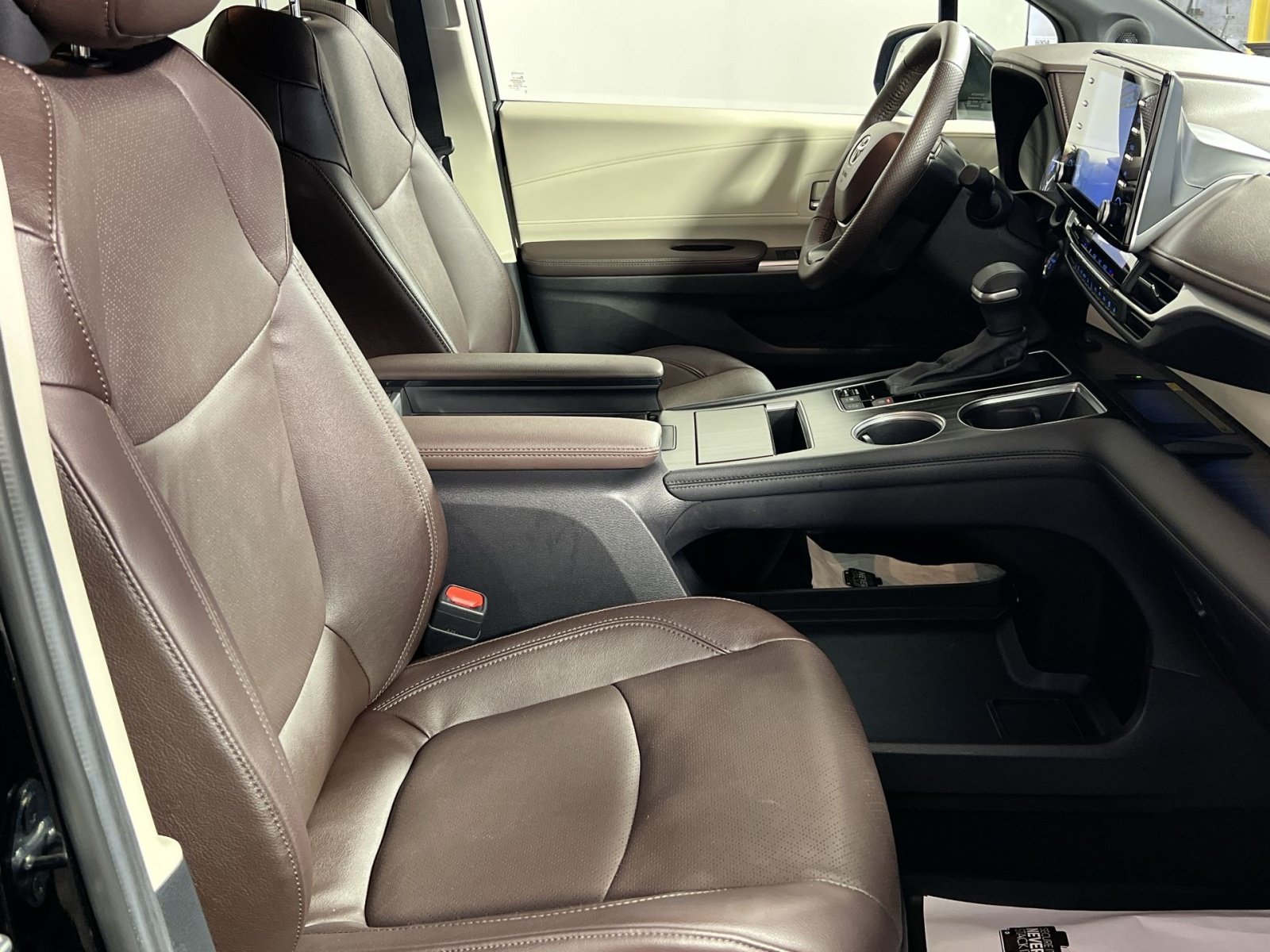 Used 2024 Toyota Sienna Platinum AWD/4WD image 29