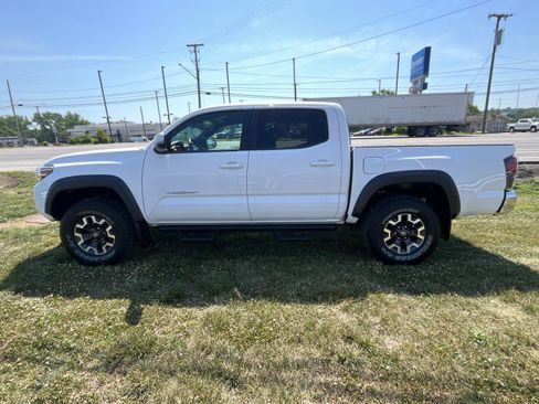 Used 2018 Toyota Tacoma TRD Off-Road AWD/4WD image 4