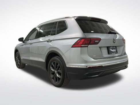 Used 2024 Volkswagen Tiguan SE w/ Panoramic Sunroof Package image 2